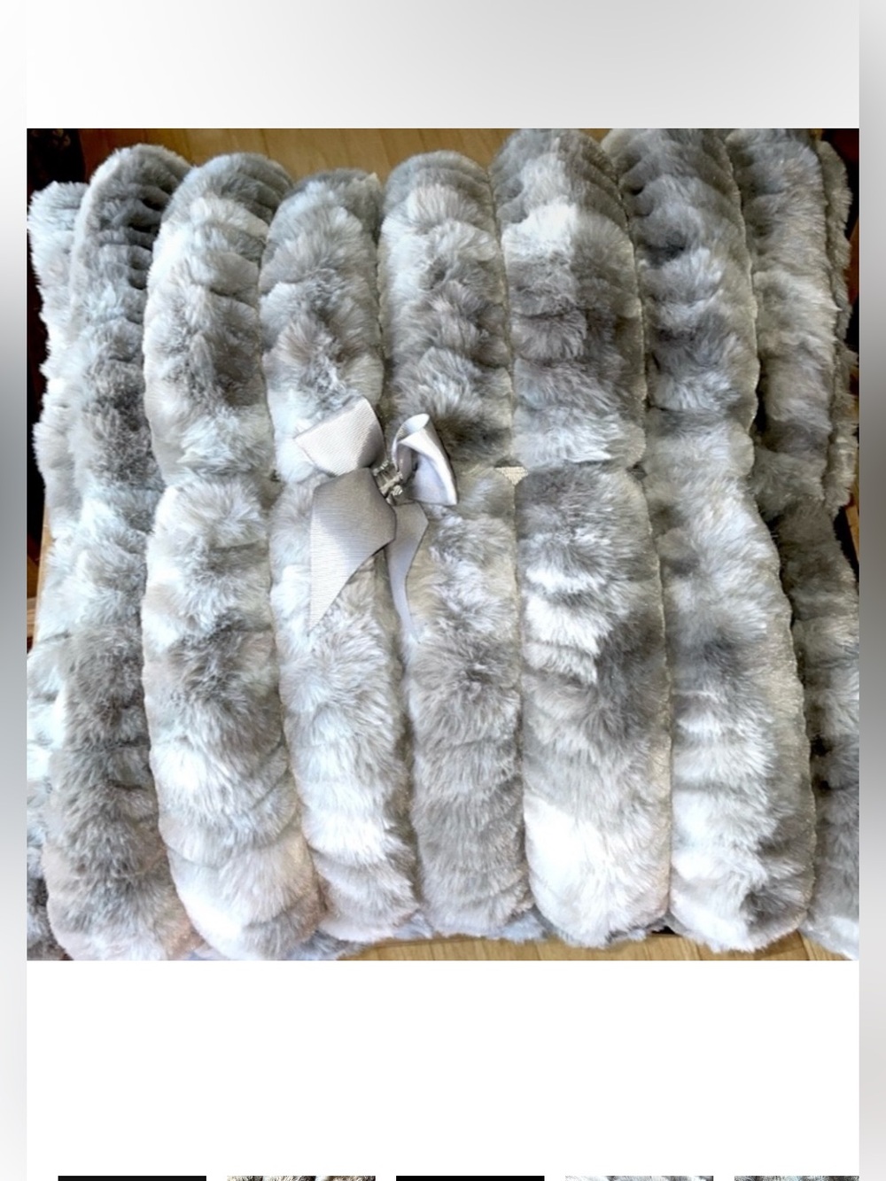 🎉HP🎉 Set of 2 Luxurious, plush faux fur accent pillows! Super soft & comfy!
